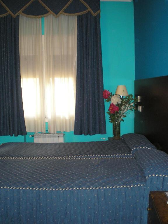 Auto Check In Hotel Las Nieves Jaca Rom bilde