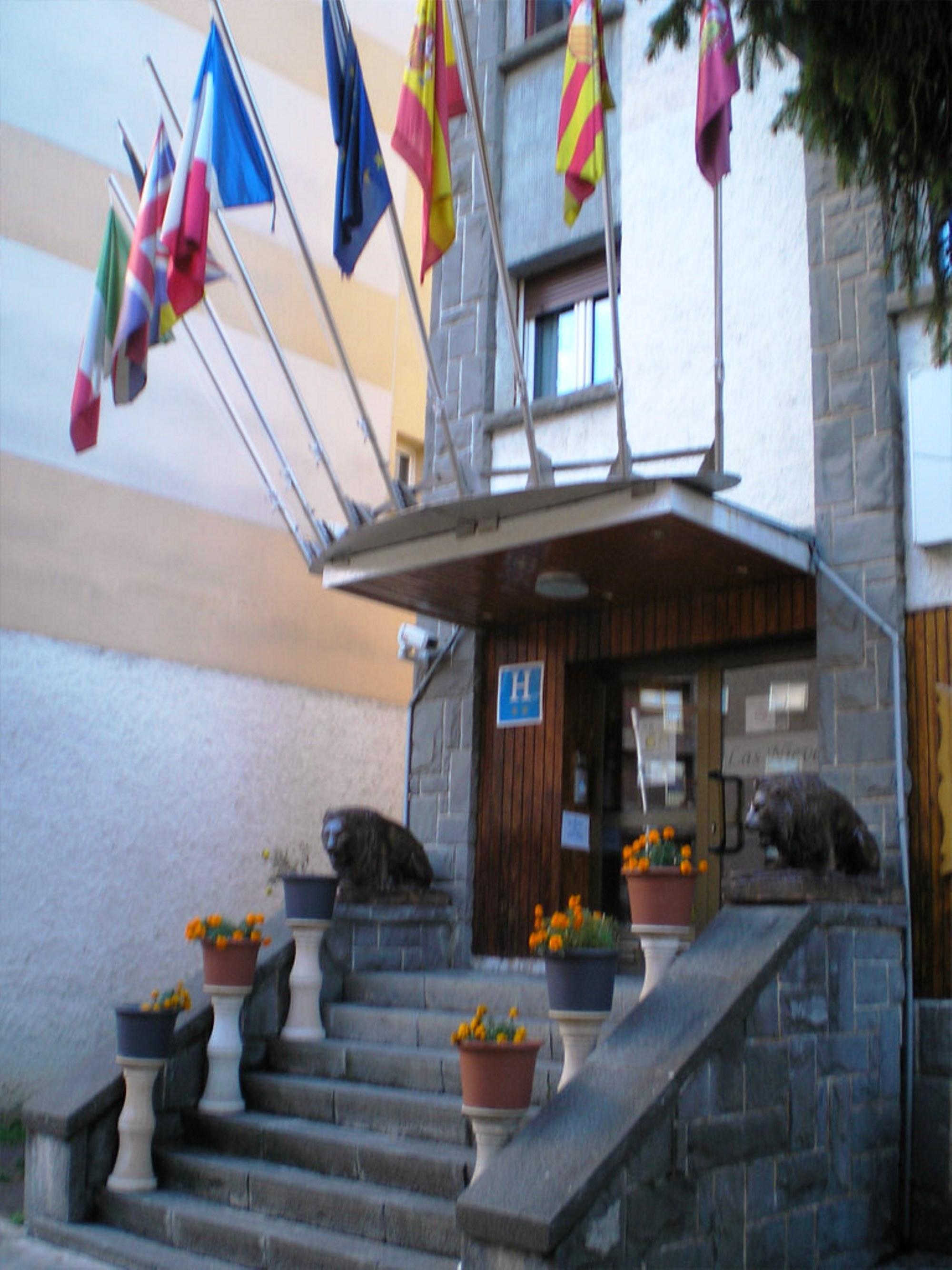 Auto Check In Hotel Las Nieves Jaca Eksteriør bilde