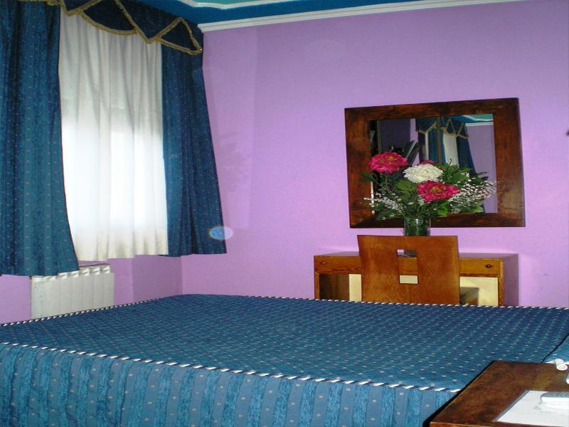 Auto Check In Hotel Las Nieves Jaca Eksteriør bilde