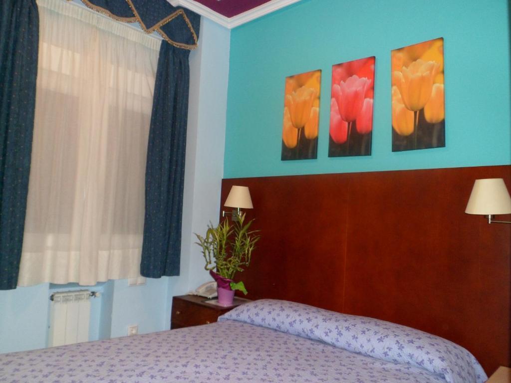 Auto Check In Hotel Las Nieves Jaca Rom bilde